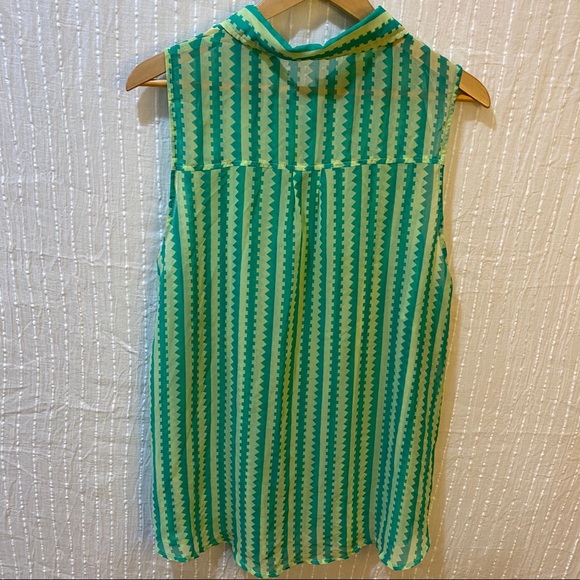 Geometric sleeveless top 2x - Picture 4 of 4